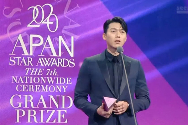 Hyun Bin xuất sắc giành Daesang danh giá, sốc nhất là màn nhắn gửi cực ngọt dành cho Son Ye Jin khi nhận giải
