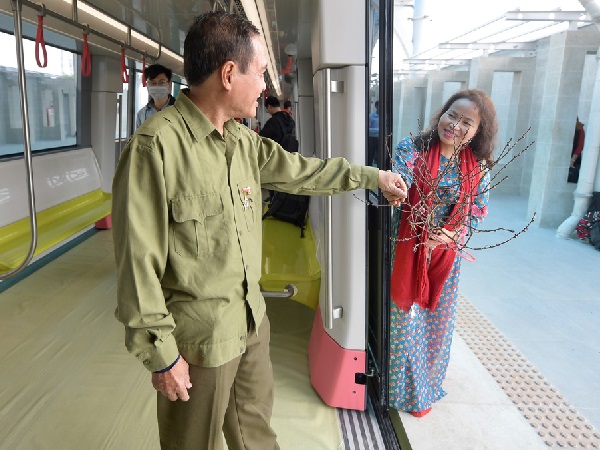 Ảnh, clip: Người Hà Nội hào hứng tham quan đoàn tàu metro đầu tiên Nhổn - ga Hà Nội