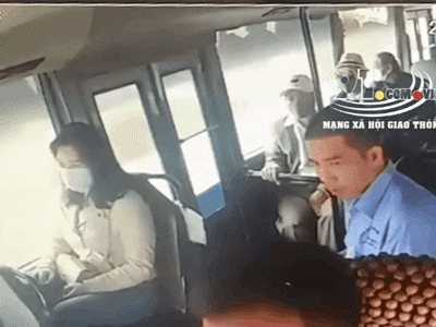 Video: Thót tim khoảnh khắc xe buýt lật kinh hoàng, hành khách đổ ào về một bên hoảng loạn kêu cứu