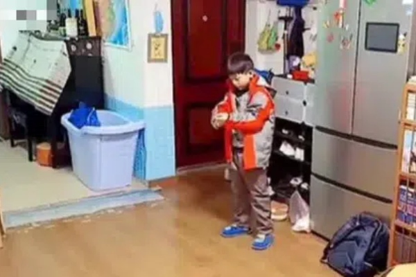 Camera ghi lại buổi sáng của một cậu bé 10 tuổi khiến vô số phụ huynh nhói tim, ai nấy xem lại ngay cách giáo dục con cái của mình