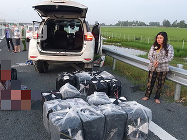 Truy bắt 2 vợ chồng bỏ ôtô biển số giả trên đường cao tốc để chạy thoát thân