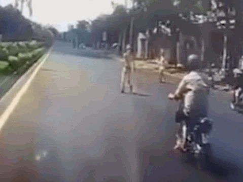Video: Cố tình tạt đầu ôtô, người đàn ông gặp ngay CSGT và cái kết khiến nhiều người hả hê
