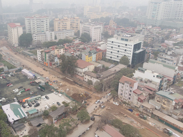 Công trình ngổn ngang tại con đường dài 1,3km 'treo' gần 20 năm giữa Thủ đô khiến người dân khó chịu khi đi qua
