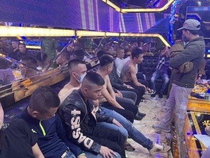 1 cô gái dùng ma túy với 29 người đàn ông trong quán karaoke