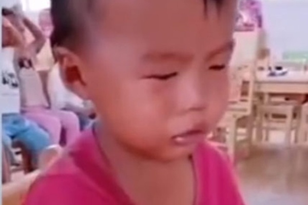 Ngày đầu tiên đi học mẫu giáo, cậu bé khóc lóc chán chê 1 hồi rồi có hành động 'ngoài sức tưởng tượng' khiến ai cũng phải cười bò
