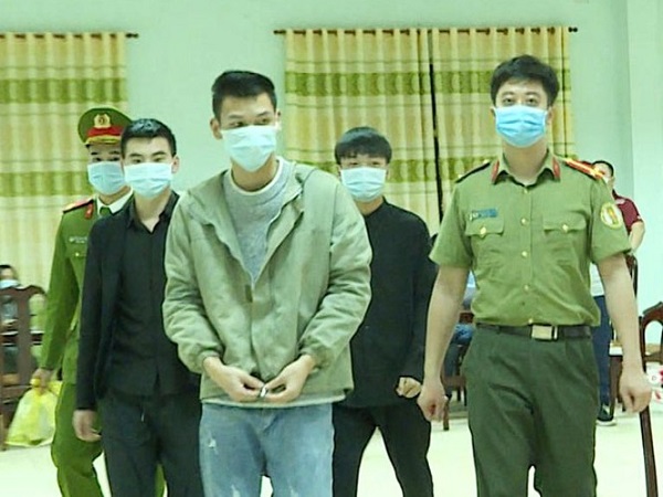 Bàn giao ba người Trung Quốc nhập cảnh trái phép cho công an xử lý