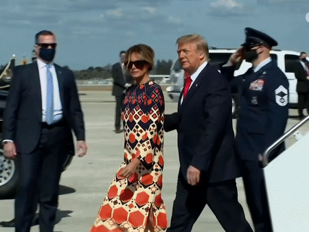 Mới chủ động nắm tay chồng cùng nhau rời Nhà Trắng, phu nhân Melania Trump lại có hành động khó hiểu tại sân bay gây bàn tán xôn xao