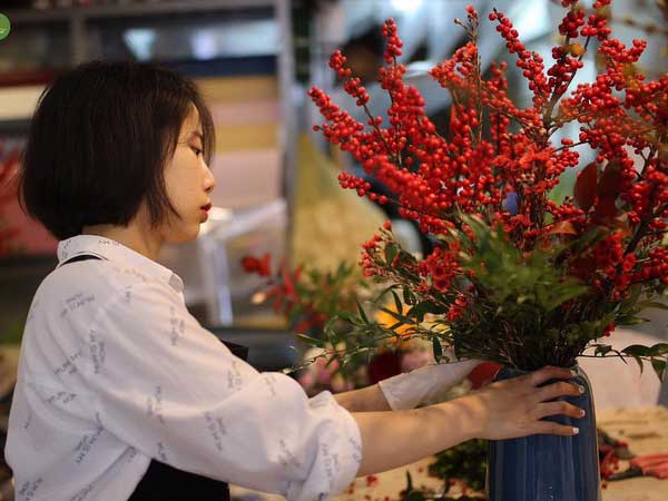 Đào đông đỏ, trâu vàng hàng chục triệu chơi Tết