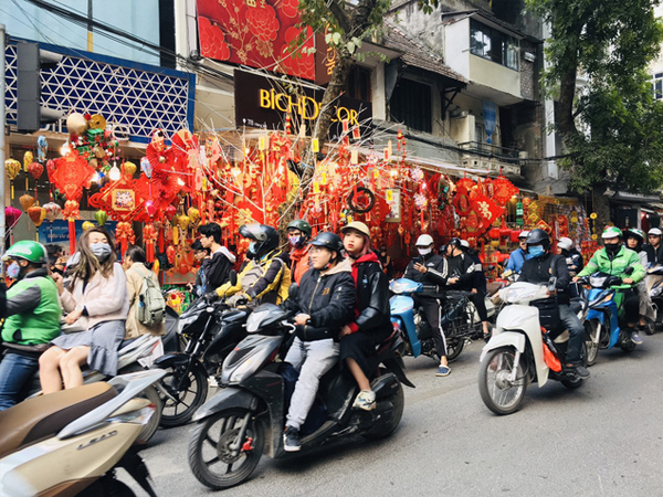 Phố Hàng Mã nhuộm sắc đỏ, nhộn nhịp trước Tết Nguyên đán 2021