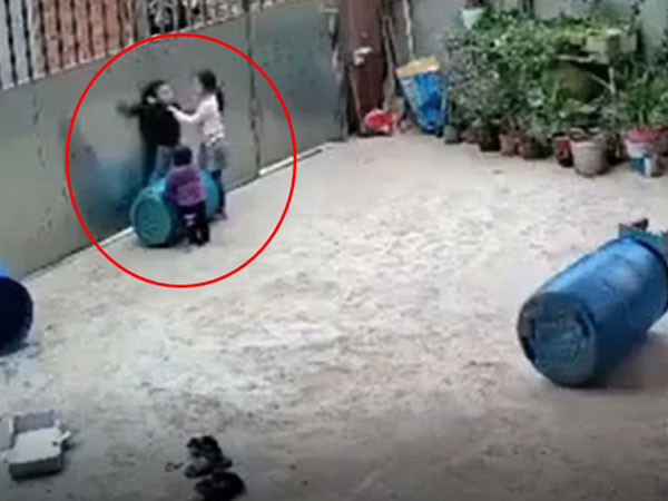 Clip: Bé trai bất ngờ tròng cổ vào dây rồi chới với khi tự chơi trong sân, được chị cứu kịp vẫn nằm gục dưới đất khiến nhiều người hoảng sợ