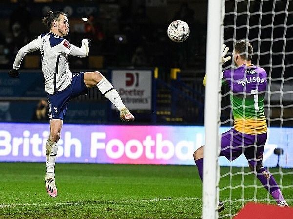 Bale ghi bàn mọi mặt trận của Tottenham