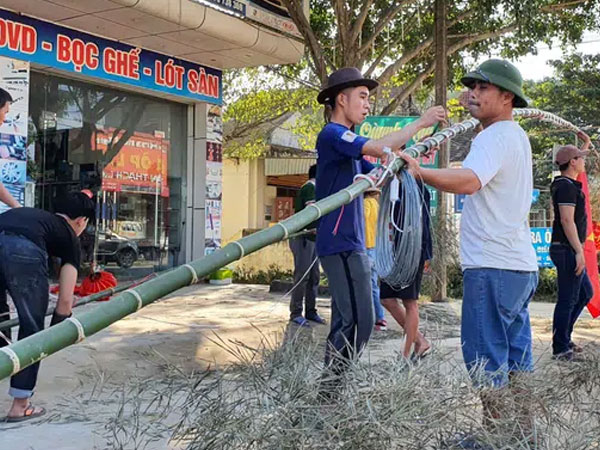 Dựng cây nêu chơi tết, 3 người bị điện giật thương vong