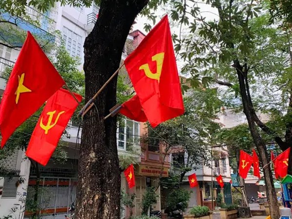 Ngõ, phố Thủ đô thắm sắc cờ chào mừng Đại hội lần thứ XIII của Đảng