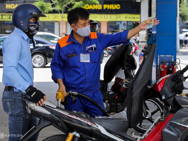 Giá xăng tăng lần thứ năm liên tiếp