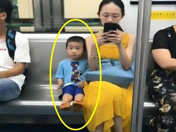 Dẫn theo con nhỏ đi tàu điện ngầm, người mẹ 'cắm đầu' vào điện thoại nhưng hành động của đứa bé lại khiến người xung quanh nức nở khen 'khéo dạy'