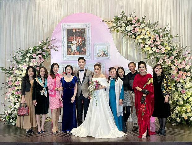 Hồng Nhung công khai sánh đôi bên bạn trai ngoại quốc, bạn trai bác sĩ có mặt trong đám cưới con gái Thanh Lam