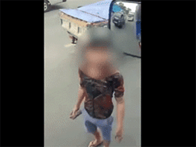 Video: Thanh niên hùng hổ cầm gạch ném vỡ kính xe tải, nguyên nhân gây tò mò