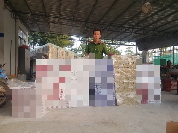 Phát hiện công an, 3 kẻ làm chuyện 'mờ ám' bỏ của chạy lên núi