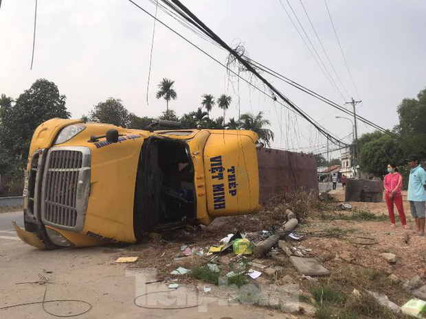 Xe container tông sập trụ điện rồi lật ngang, tài xế kêu cứu trong cabin