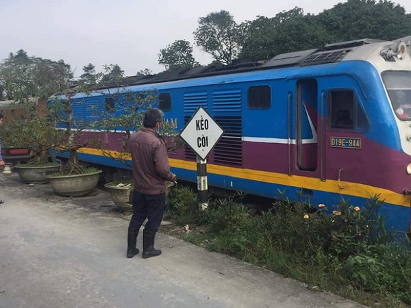 Đi bộ trên đường sắt, người phụ nữ bị tàu hỏa tông chết thảm