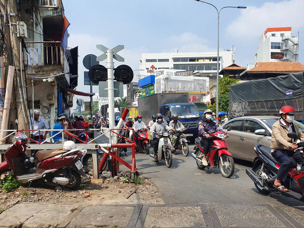 Nam shipper chạy xe máy lao đầu vào tàu hỏa
