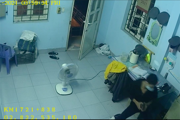 Thanh niên dùng móc quần áo mở cửa nhà gác chắn đường tàu để trộm cắp tài sản