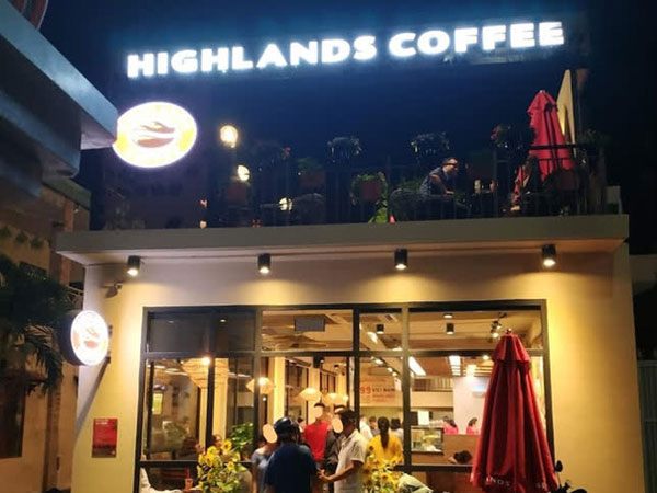 Mua nước ở Highlands bị thối tiền thừa không đủ, nhân viên order đã xử lý như thế nào?