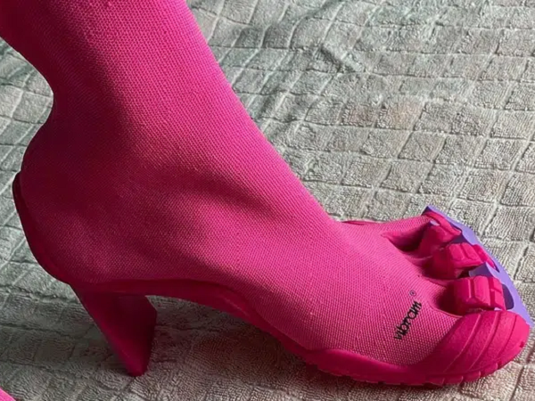 Balenciaga khiến dân mạng hết hồn khi trình làng đôi boots 30 triệu màu hồng chóe đủ 5 ngón như găng rửa bát