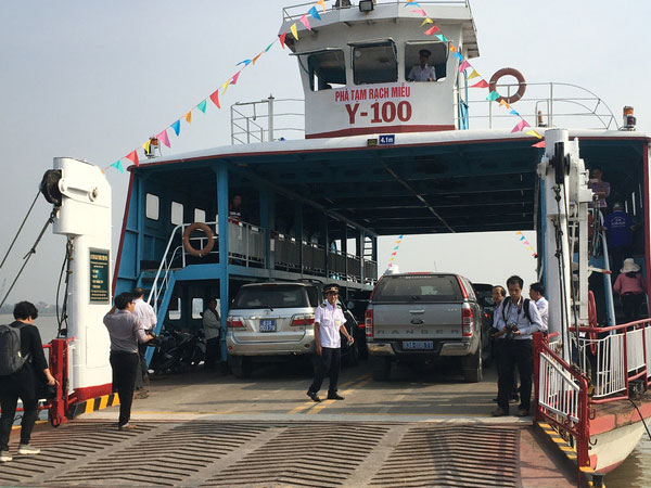 Bến phà tạm Rạch Miễu bắt đầu hoạt động, cầu Rạch Miễu sẽ thoát cảnh kẹt xe?