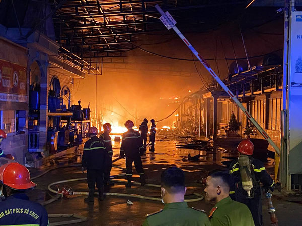 Kho vải hàng trăm m2 cháy nguyên đêm ở Sài Gòn: Nhiều nhà dân bị cháy sém, phải đi ngủ nhờ