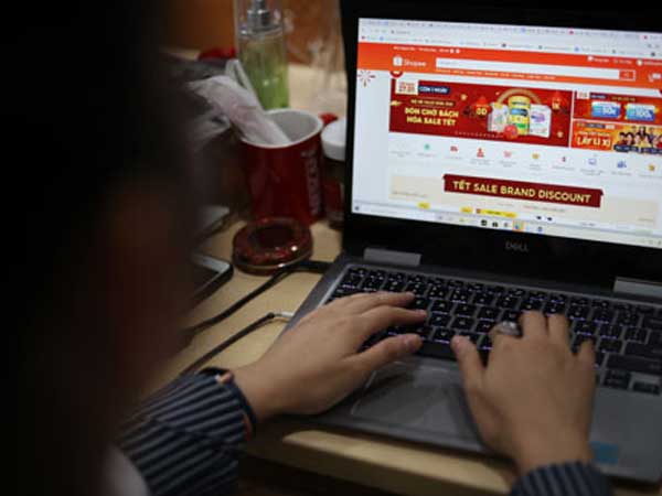 Chợ mạng đầy ngập hàng Tết