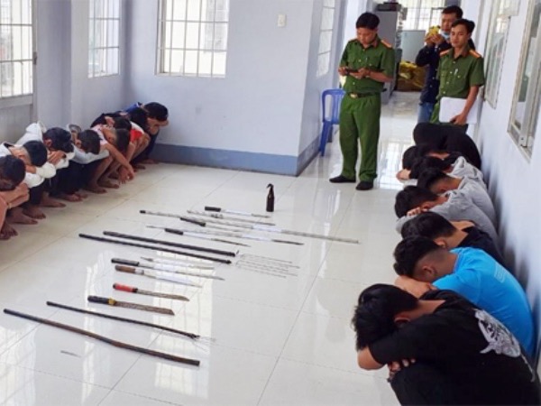 Mâu thuẫn trong lúc chơi game, 40 thanh niên cầm hung khí chém nhau