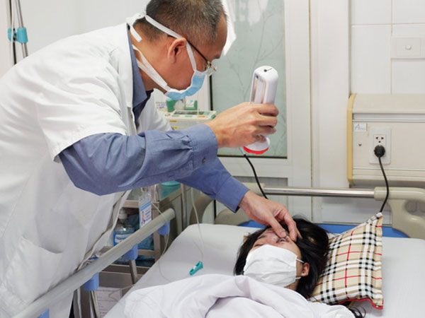 Thiếu nữ 21 tuổi mù mắt trái vì nhờ bạn thân tiêm filler nâng mũi đón Tết