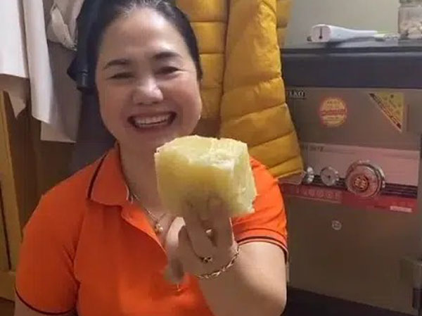 Xung phong bổ bưởi nhưng tác phẩm của cô gái lại khiến mẹ khóc không ra nước mắt
