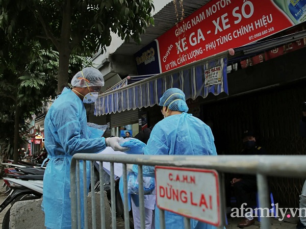 Hà Nội đưa những người có liên quan tới ca nghi mắc COVID-19 ở Tứ Liên (Tây Hồ) đi cách ly