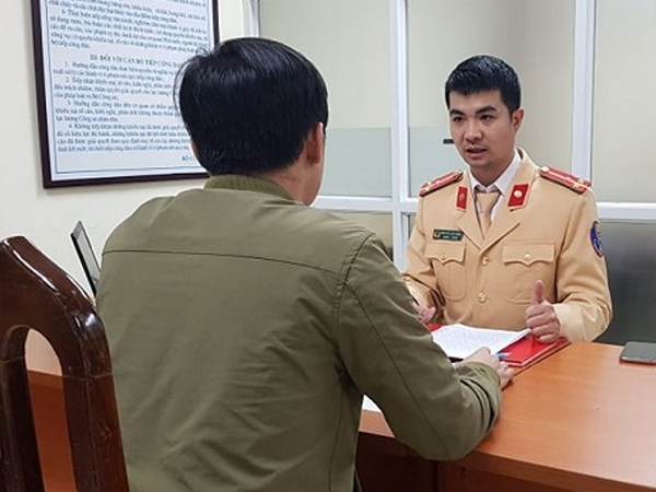 Video: Thanh niên đi xe máy lao theo đoàn phục vụ Đại hội Đảng XIII bị xử phạt