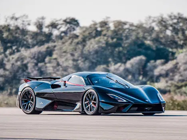 Cướp ngôi Bugatti và Koenigsegg, SSC chính thức phá kỷ lục tốc độ thế giới nhưng người lái lại gây bất ngờ
