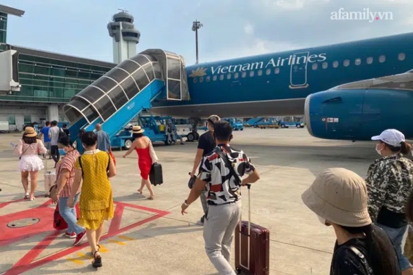 Nửa đêm, TP.HCM phát thông báo khẩn tìm người đi cùng chuyến bay VN213 có bệnh nhân nghi nhiễm COVID-19