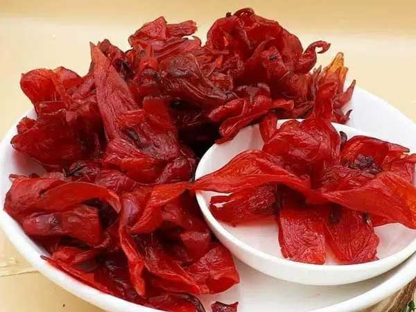 Nhiều loại mứt Tết lạ xuất hiện trên thị trường nhưng khách hàng vẫn 'ngại mua'