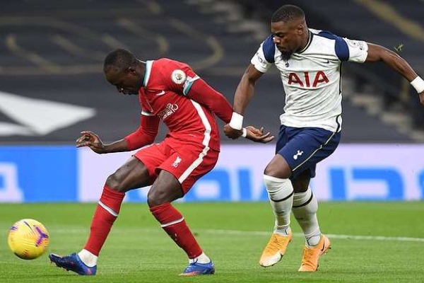 Bị Mourinho thay sớm, hậu vệ Tottenham nổi giận bỏ về giữa trận