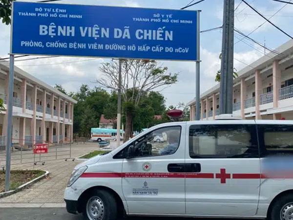 Bé gái 8 tuổi ở TP.HCM tái dương tính SARS-CoV-2 sau khi xuất viện được đưa đi cách ly cùng mẹ