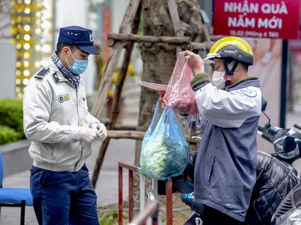 Ảnh: Người dân tiếp tế lương thực cho toà chung cư có người mắc COVID-19 ở Times City, Hà Nội