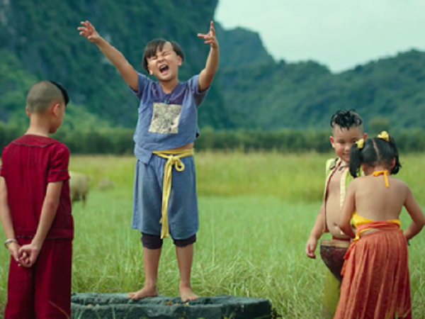 Trích đoạn Trạng Tí gây hoang mang vì để trẻ đứng trên miệng giếng, lấy nước đục đổ vào nước trong