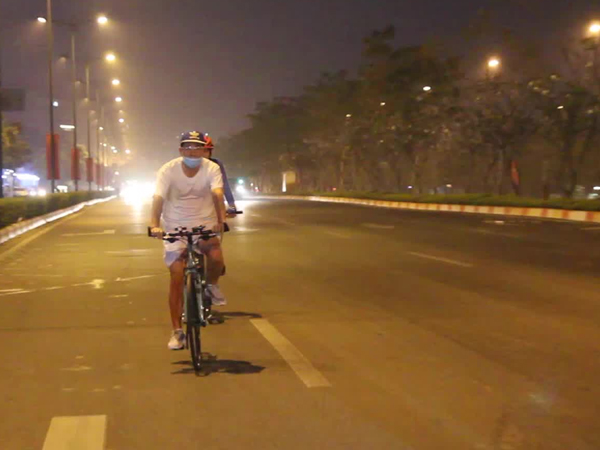 Video: Thấy CSGT, 'biker' khiêng xe đạp… vượt rào
