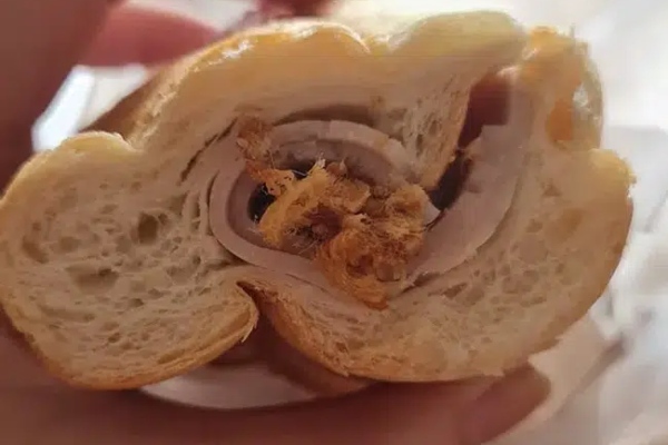 Ổ bánh mì giá 42.000 đồng nhưng kẹp nhân vỏn vẹn miếng chả mỏng như tờ giấy, bánh dai như cao su khiến dân mạng cười lăn