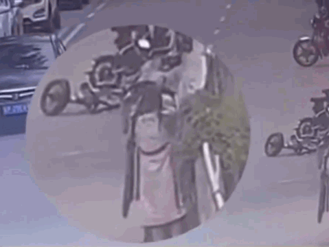 Video: Khoảnh khắc mẹ nhẫn tâm ném cậu con trai mới sinh vào thùng rác