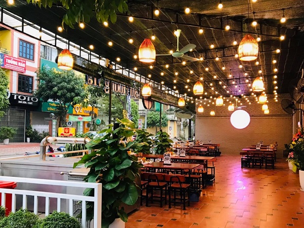 Chủ nhà hàng tá hỏa vì sáng sớm đã nhận cả chục cuộc gọi hủy đặt tiệc vì Covid-19