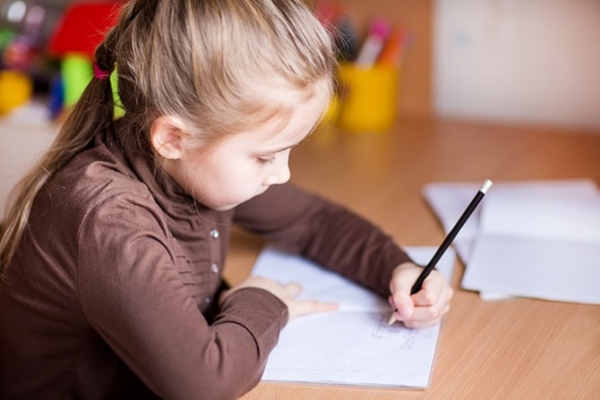 Giám khảo Siêu Trí Tuệ chỉ ra quan niệm sai lầm của người lớn khi thúc ép con viết thuận tay phải
