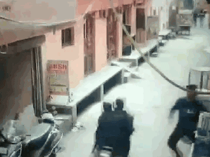 Video: Nam thanh niên dũng cảm bắt kẻ giật điện thoại, cả xóm lao ra hỗ trợ