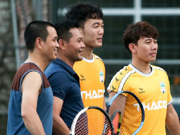 Minh Vương 'đòi 'trừ lương Xuân Trường vì chơi tennis rồi làm vỡ bóng đèn